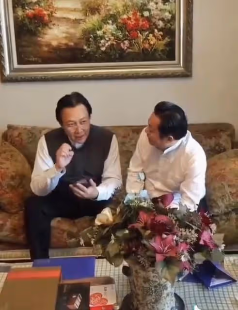 70歲唐國強在自家豪宅會友，戴老花鏡身材發福魁梧，桌上擺保健品