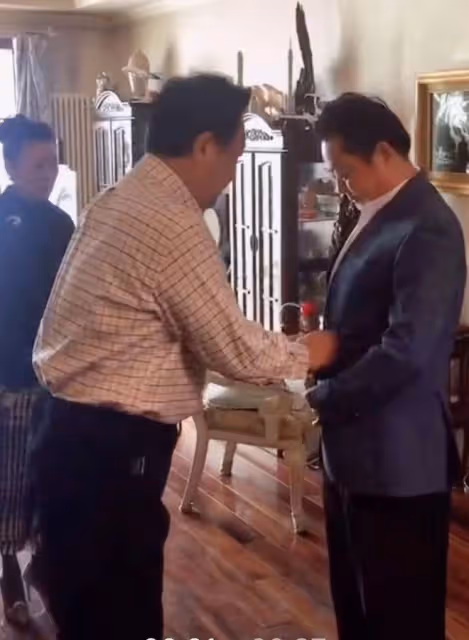 70歲唐國強在自家豪宅會友，戴老花鏡身材發福魁梧，桌上擺保健品