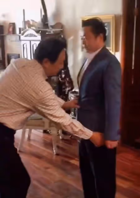70歲唐國強在自家豪宅會友，戴老花鏡身材發福魁梧，桌上擺保健品