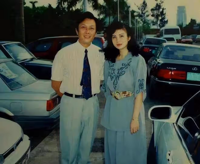 70歲唐國強在自家豪宅會友，戴老花鏡身材發福魁梧，桌上擺保健品