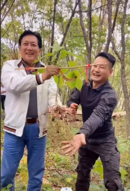 70歲唐國強在自家豪宅會友，戴老花鏡身材發福魁梧，桌上擺保健品