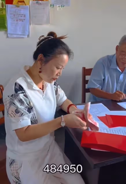 正能量！草帽姐為村裡准大學生髮獎勵，每人5000元卻遭道德綁架
