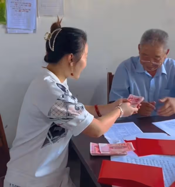 正能量！草帽姐為村裡准大學生髮獎勵，每人5000元卻遭道德綁架