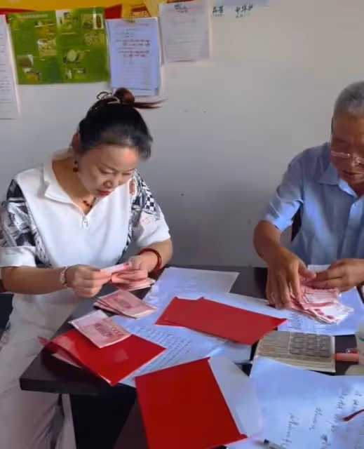 正能量！草帽姐為村裡准大學生髮獎勵，每人5000元卻遭道德綁架