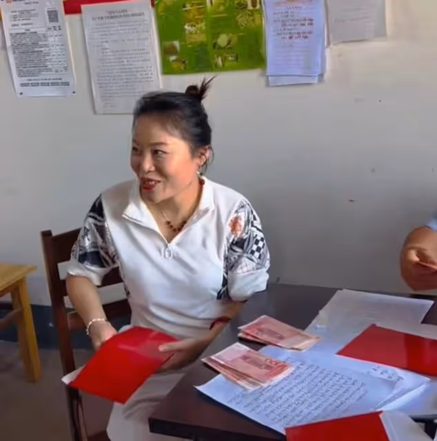 正能量！草帽姐為村裡准大學生髮獎勵，每人5000元卻遭道德綁架