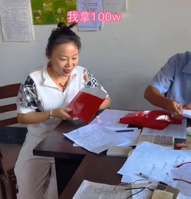 正能量！草帽姐為村裡准大學生髮獎勵，每人5000元卻遭道德綁架
