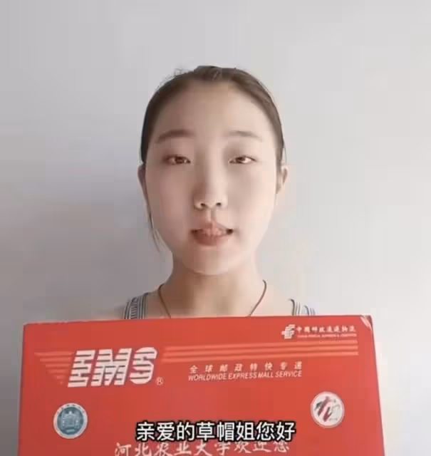 正能量！草帽姐為村裡准大學生髮獎勵，每人5000元卻遭道德綁架