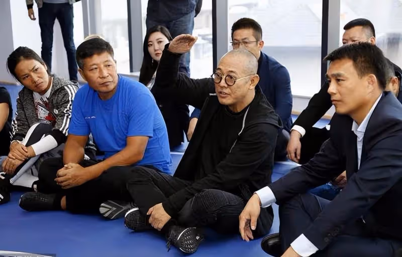 59歲李連杰撇妻女前往寺院修行,自稱寺廟像家一樣,氣色狀態甚好