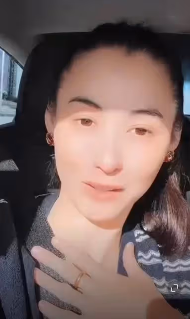 「辣媽」張柏芝罕曬近況!開車兜風對鏡甜笑,滿臉膠原蛋白少女氣息十足,手上金色戒指搶眼
