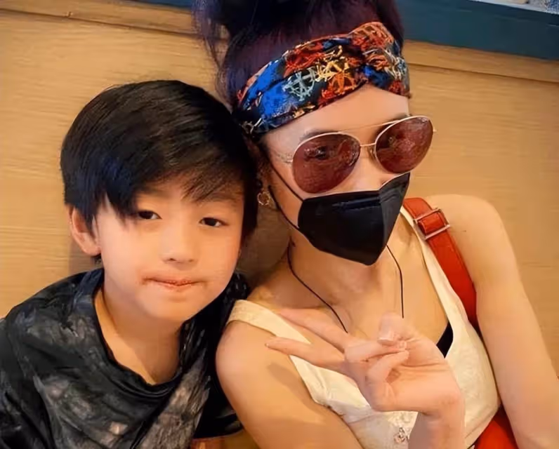 「辣媽」張柏芝罕曬近況！開車兜風對鏡甜笑，滿臉膠原蛋白少女氣息十足，手上金色戒指搶眼