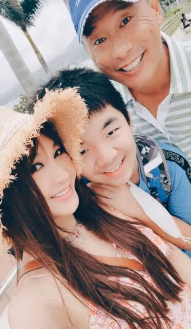 溫碧霞領養回來的孩子,越來越像她老公了?網:這是愛情的結晶