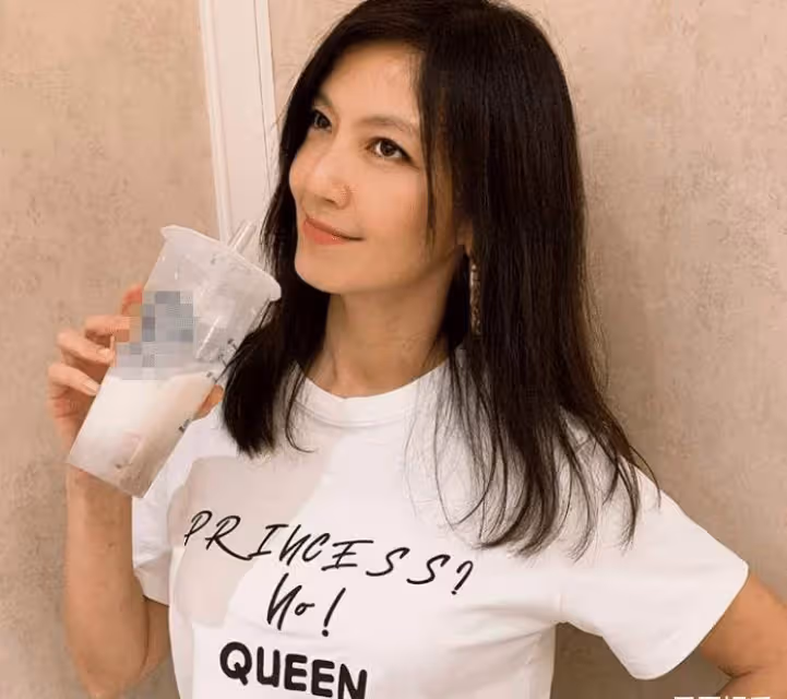 46歲林熙蕾罕曬近照!一襲白色泳衣姿態曼妙,辣媽身材比例不輸超模,10年前走出情傷低調嫁富豪:連生2女生活幸福