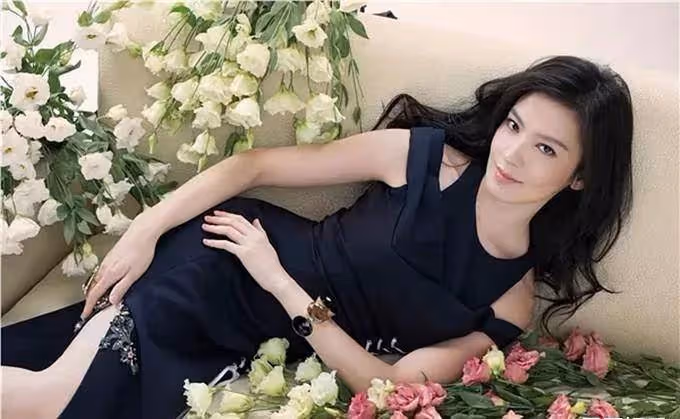 46歲林熙蕾罕曬近照!一襲白色泳衣姿態曼妙,辣媽身材比例不輸超模,10年前走出情傷低調嫁富豪:連生2女生活幸福