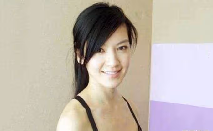 46歲林熙蕾罕曬近照!一襲白色泳衣姿態曼妙,辣媽身材比例不輸超模,10年前走出情傷低調嫁富豪:連生2女生活幸福