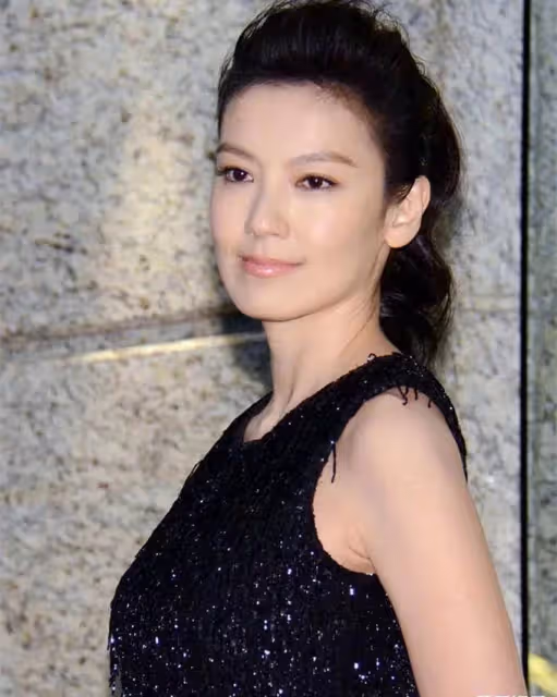46歲林熙蕾罕曬近照!一襲白色泳衣姿態曼妙,辣媽身材比例不輸超模,10年前走出情傷低調嫁富豪:連生2女生活幸福