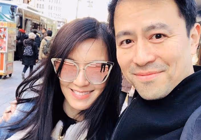 46歲林熙蕾罕曬近照!一襲白色泳衣姿態曼妙,辣媽身材比例不輸超模,10年前走出情傷低調嫁富豪:連生2女生活幸福