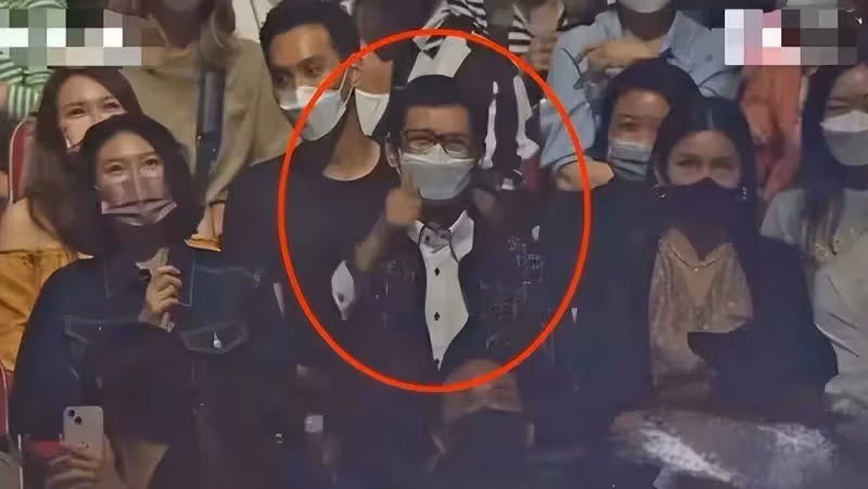 鄭少秋助陣女兒演唱會,別人七十多都成老爺爺了,他還這麼帥氣!