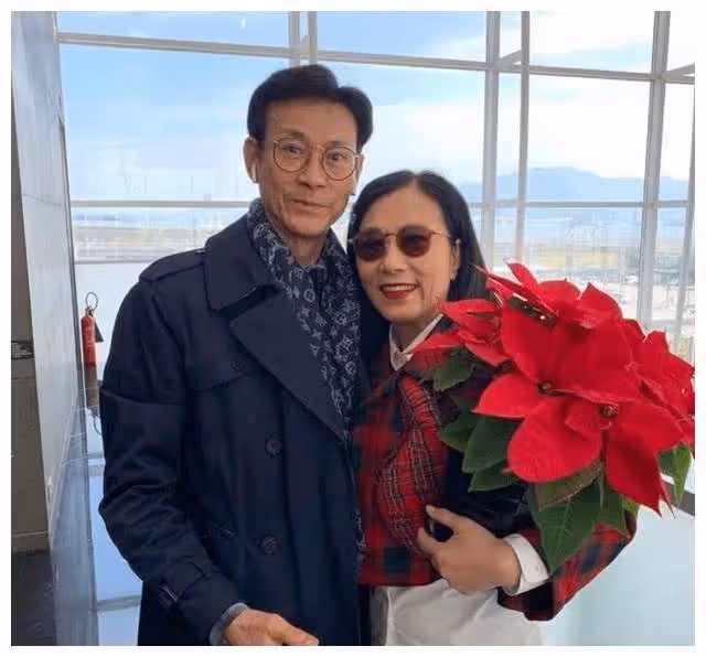 鄭少秋助陣女兒演唱會,別人七十多都成老爺爺了,他還這麼帥氣!