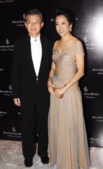 郭晶晶婆婆比她敢穿!63歲穿露肩裙仍有曲線,老公溫柔攙扶太有愛,網友:愛情讓人變美