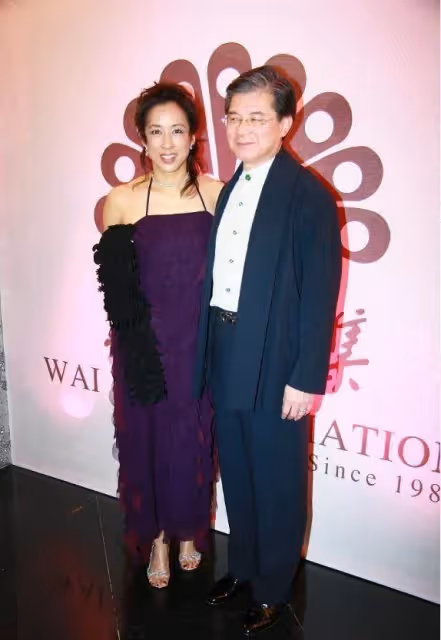 郭晶晶婆婆比她敢穿!63歲穿露肩裙仍有曲線,老公溫柔攙扶太有愛,網友:愛情讓人變美