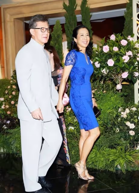 郭晶晶婆婆比她敢穿!63歲穿露肩裙仍有曲線,老公溫柔攙扶太有愛,網友:愛情讓人變美