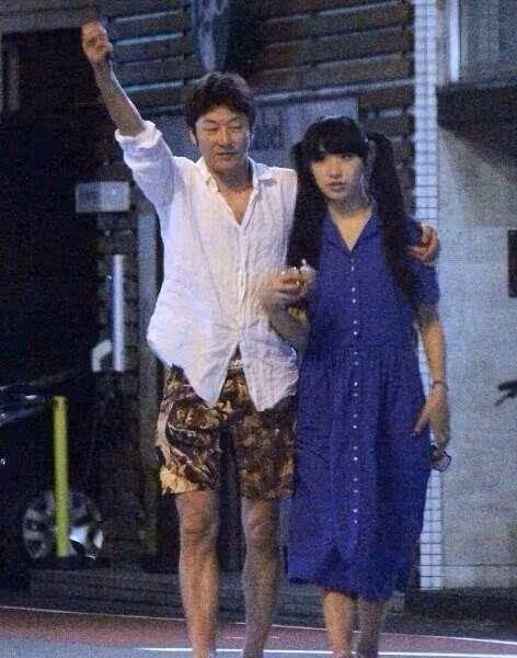 父女戀修成正果!48歲影帝「再娶小18歲嫩模」震驚演藝圈 新婚妻「只比女兒大3歲」放閃畫面曝光
