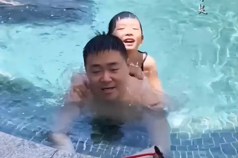 郝劭文與7歲繼女游泳,雖無血緣關系但關系親密,對妻子萬般鐘愛