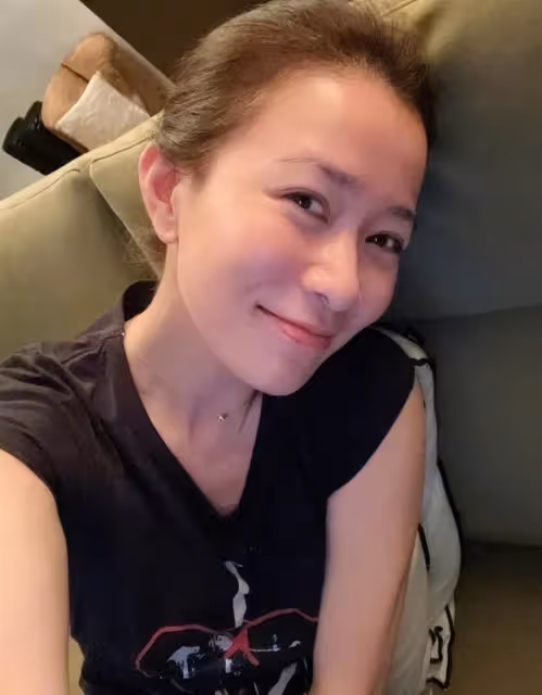 47歲佘詩曼近況曝光!一襲優雅連衣裙大曬白滑香肩,火辣身材一覽無遺,手持4處房產成富婆:是真正的人生贏家