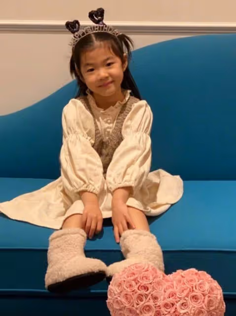 汪峰小女醒醒罕見露面!7歲醒醒「膚色白皙+精緻五官」眉眼和媽媽如同復制黏貼,監督老爸練歌小表情超軟萌