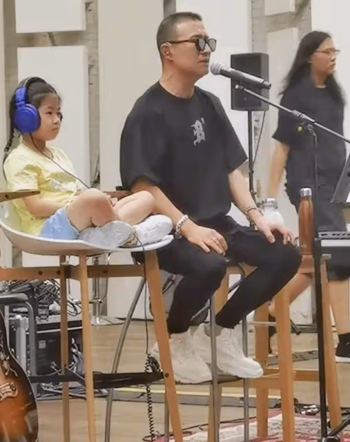汪峰小女醒醒罕見露面!7歲醒醒「膚色白皙+精緻五官」眉眼和媽媽如同復制黏貼,監督老爸練歌小表情超軟萌