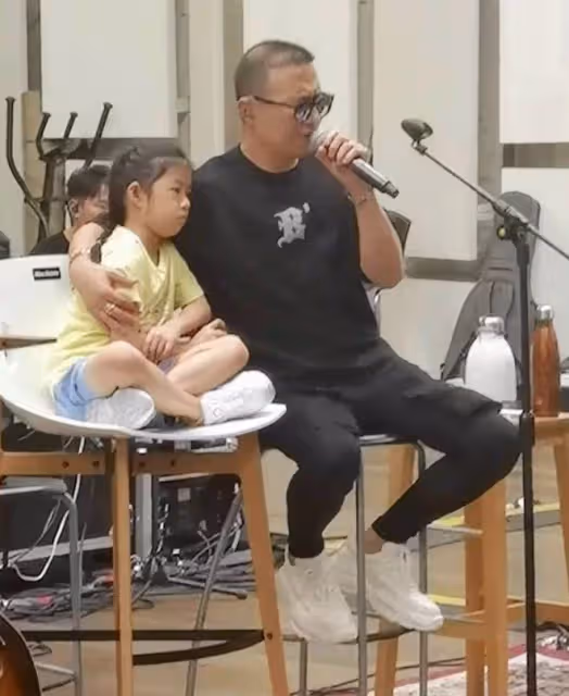 汪峰小女醒醒罕見露面!7歲醒醒「膚色白皙+精緻五官」眉眼和媽媽如同復制黏貼,監督老爸練歌小表情超軟萌