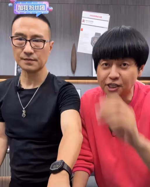 汪峰小女醒醒罕見露面!7歲醒醒「膚色白皙+精緻五官」眉眼和媽媽如同復制黏貼,監督老爸練歌小表情超軟萌