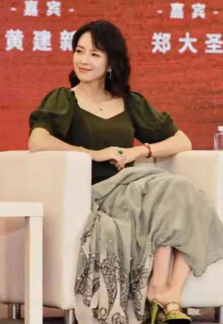 汪峰小女醒醒罕見露面!7歲醒醒「膚色白皙+精緻五官」眉眼和媽媽如同復制黏貼,監督老爸練歌小表情超軟萌