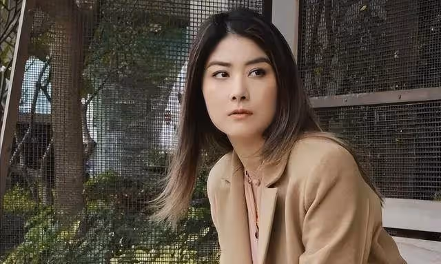 陳慧琳現身小餐館,和陌生人拼桌絲毫不怕,捐50所學校從不張揚,網贊:低調行善好榜樣