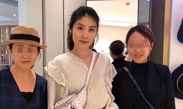 陳慧琳現身小餐館,和陌生人拼桌絲毫不怕,捐50所學校從不張揚,網贊:低調行善好榜樣
