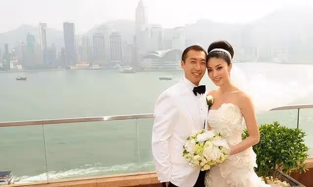 陳慧琳現身小餐館,和陌生人拼桌絲毫不怕,捐50所學校從不張揚,網贊:低調行善好榜樣