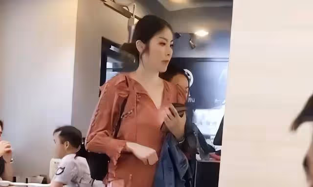 陳慧琳現身小餐館,和陌生人拼桌絲毫不怕,捐50所學校從不張揚,網贊:低調行善好榜樣