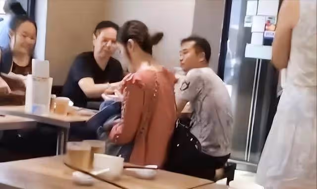 陳慧琳現身小餐館,和陌生人拼桌絲毫不怕,捐50所學校從不張揚,網贊:低調行善好榜樣