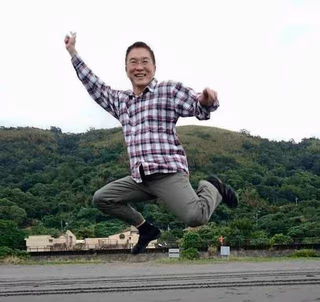 高學歷出道資深男星,演活包青天師爺醉心演戲不在乎錢,75歲未婚獨居氣質依舊文質彬彬
