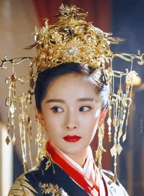 滿頭華翠才是古裝女主標配,張鈞甯仙氣熱巴華麗,唯獨她令人驚艷