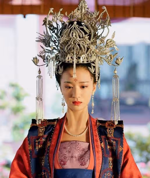 滿頭華翠才是古裝女主標配,張鈞甯仙氣熱巴華麗,唯獨她令人驚艷
