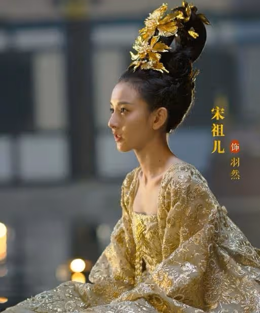 滿頭華翠才是古裝女主標配,張鈞甯仙氣熱巴華麗,唯獨她令人驚艷