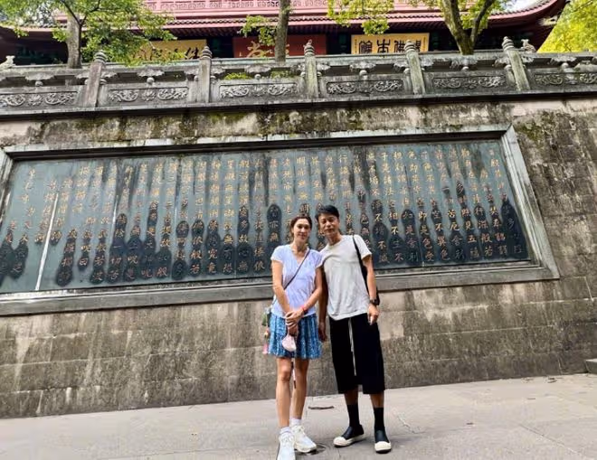 李克勤夫婦游杭州!約世界冠軍打羽毛球,對方稱是盧淑儀手下敗將