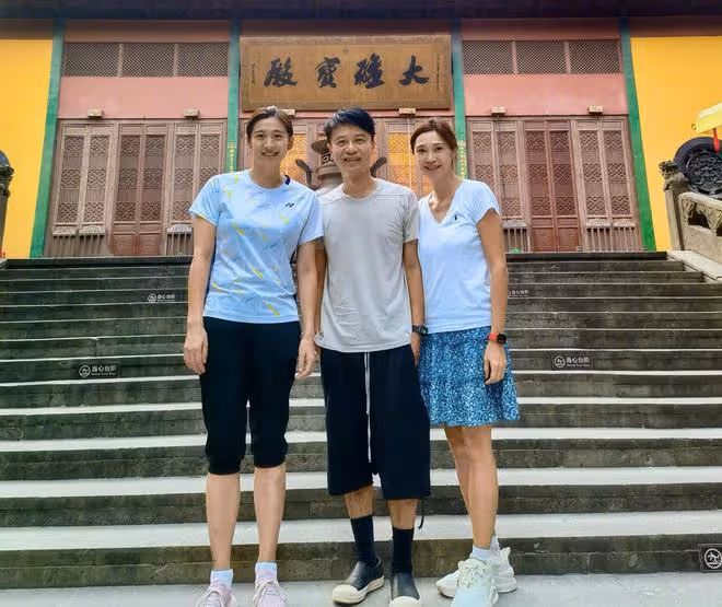 李克勤夫婦游杭州!約世界冠軍打羽毛球,對方稱是盧淑儀手下敗將