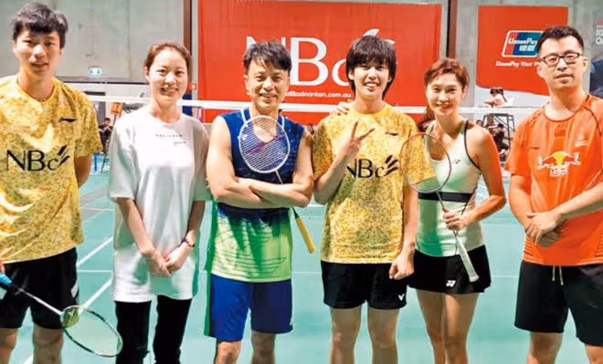 李克勤夫婦游杭州!約世界冠軍打羽毛球,對方稱是盧淑儀手下敗將