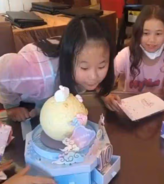 知名港星為10歲女兒慶生!小傢伙被指未繼承媽媽高顏值,皮膚黝黑