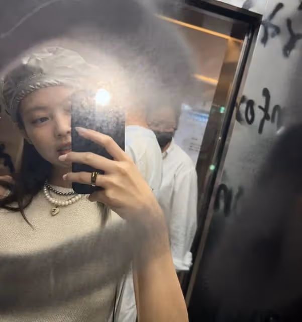 防彈V、Jennie真的熱戀中?Jennie陪V一起做髮型,網瘋傳兩人合照