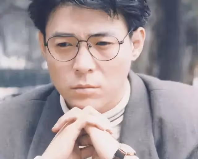 63歲姜育:年輕時負債滿身,晚年生活卻很滋潤,在別墅與朋友聚會