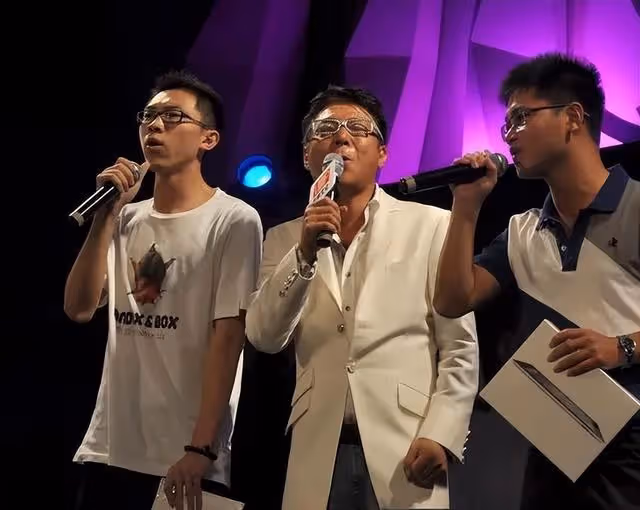 63歲姜育:年輕時負債滿身,晚年生活卻很滋潤,在別墅與朋友聚會