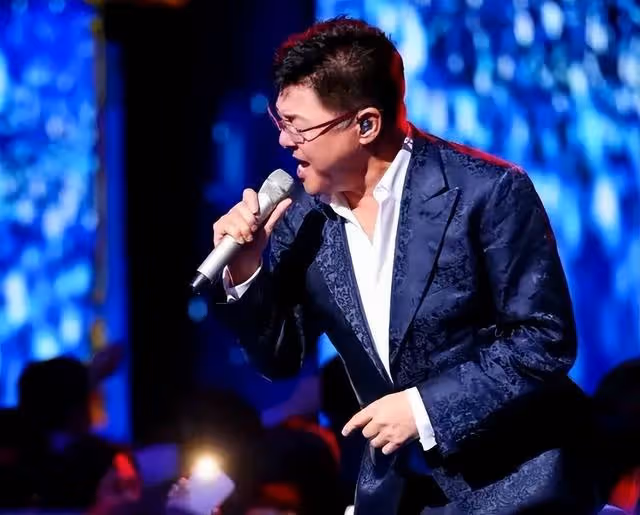 63歲姜育:年輕時負債滿身,晚年生活卻很滋潤,在別墅與朋友聚會